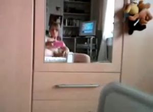 Молодая мастурбирует и снимает на камеру своего мобильника
